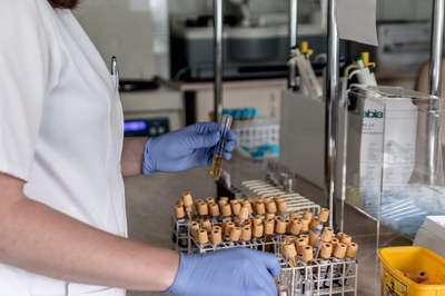 Por meio de parceria, alunos de Biomedicina estagiam em laboratório de análises genéticas