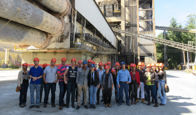 Alunos de Engenharia Civil visitam fábrica de cimento Cauê