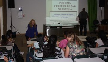 Uma formação que desenvolve conhecimentos, habilidades e competências para uma atuação em diversas realidades